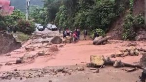 Emergencia en Oxapampa: huaico destruye puente, deja viviendas inhabitables y bloquea vía nacional